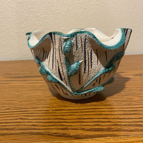 E & R Italy Other - E&R Italian Tuscan Style Leafy Ceramic Pottery Planter White Granulated Finish